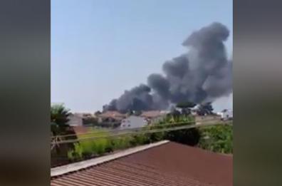 NAPOLI - Giugliano in Campania, incendio in zona Lago Patria