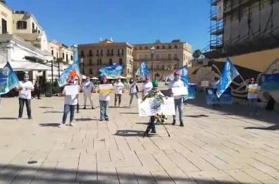 Bari, flash mob degli infermieri: «Non vogliamo tornare invisibili»