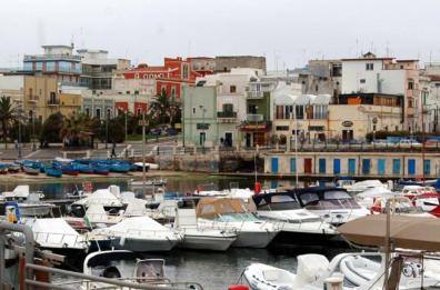 Torre a Mare, minorenni su pedalò rubano canoa incustodita, con chiavi e denaro: denunciati
