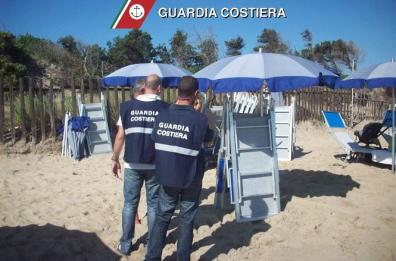 A Rosa Marina una spiaggia libera trasformata in lido, tutto sequestrato
