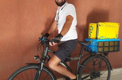 Bari, il musicista-rider: «Vogliamo solo ciò che ci spetta»