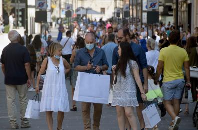 Bari, shopping con lo sconto in attesa del via ai saldi