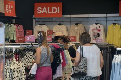 Saldi estivi, anche in Puglia dal 5 luglio partono gli sconti di stagione: ecco le regole dello shopping
