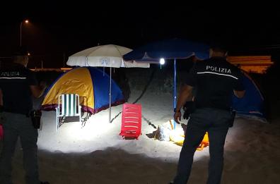 Taranto, occupazione abusiva delle spiagge: sequestrate sdraio e ombrelloni