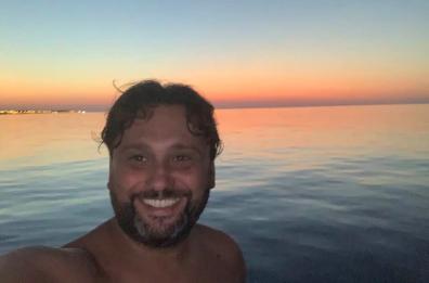 Bari, vigile del fuoco offre giro in barca gratis a bimbi autistici: boom di richieste sul web