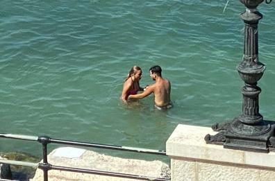 Bari, troppo caldo in città: coppia si tuffa sul Lungomare Nazario Sauro