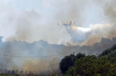 Bari, fiamme alte a Lama Balice: interviene il Canadair. VIDEO