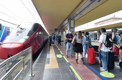 Treni, il Covid uccide il diretto Bari-Napoli, ma forse arrivano i privati