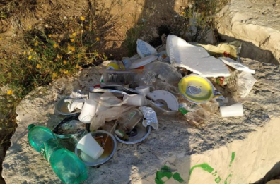 Trani, rifiuti nascosti tra gli scogli della seconda spiaggia