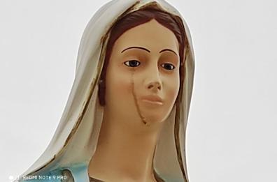 «La Madonna piange sangue» preghiere intorno alla statua a Carmiano 