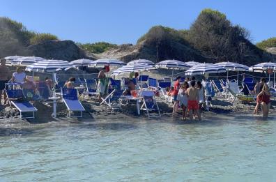 In spiaggia fatti più in là, in Puglia linee anti-virus per questa estate al mare