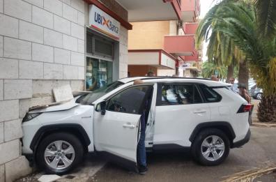 Foggia, auto fuori strada sfonda muro della banca: tragedia sfiorata in viale Ofanto 