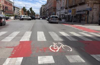 Bari, nuova pista ciclabile di corso Vittorio Emanuele sbiadisce con la pioggia,  il Comune: «Impresa la rifarà a sue spese»