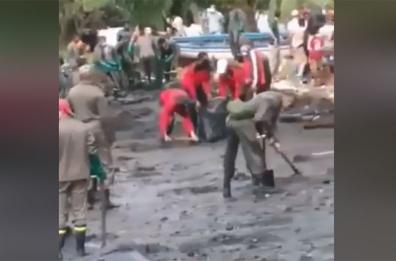 Isola di Mauritius, da Petroliera incagliata fuoriesce petrolio