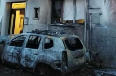 Toritto, incendiata auto dirigente comunale: telecamera riprende 2 che appiccano fuoco