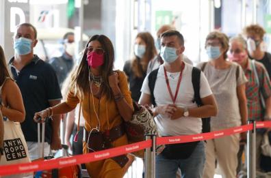 Coronavirus in Italia, cresce curva contagi (+463), calo dei decessi (+2)