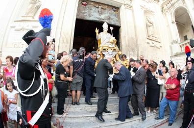 Lecce, le statue dei Patroni in Piazza Duomo per i fedeli 