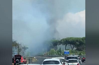 Roma, Civitavecchia: incendio strada Statale 1 Via Aurelia