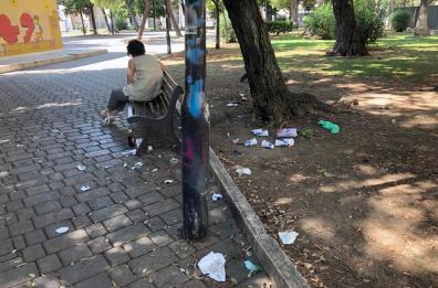 Bari, «Povero giardino Garibaldi ormai ridotto a una pattumiera»