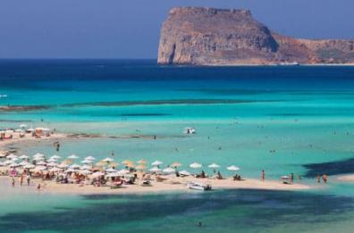 Ruvo, la protesta di 9 turisti rientrati da Creta: «Obbligati all'isolamento, ma sull'isola era tutto tranquillo»