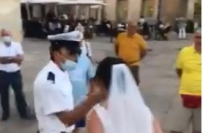 Lecce, strombazzano il clacson in piazza Sant'Oronzo: multata coppia di neosposi