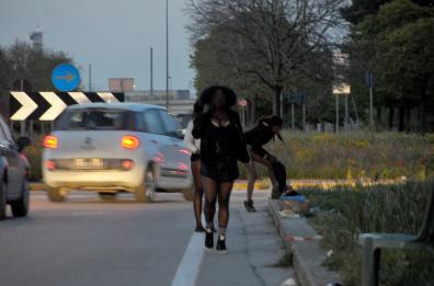 Bari, operazione anti-prostituzione: sette donne fermate tra via Glomerelli e via Buozzi