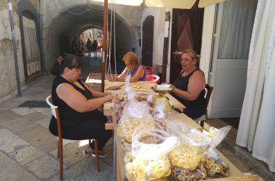 Pochi turisti, meno affari a Bari Vecchia: orecchiette in crisi 