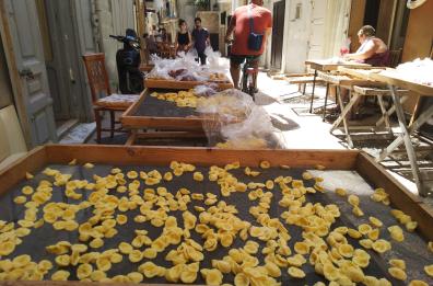 Bari Vecchia, multe salate alle «signore delle orecchiette»: è abusiva l'occupazione della strada