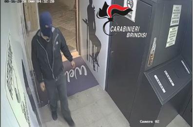 Francavilla Fontana, tenta di sottrarre monete da distributori di bevande: 34enne denunciato 