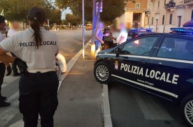 Foggia, danneggia lampione e si scaglia contro vigili: arrestato romeno esagitato 