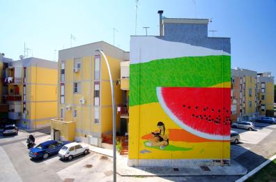 Brindisi, street art e riqualificazione urbana: murales realizzato su facciata palazzo Arca Nord 