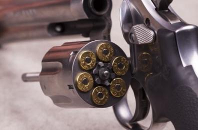 Potenza, a spasso con una P38 special e cocaina nel marsupio: arrestato 27enne 