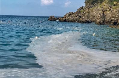 Maratea, chiazze bianche nel mare di Acquafredda: turisti sono sconcertati
