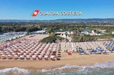 Monopoli, lido si allarga abusivamente su 400 mq di spiaggia libera: sequestrate strutture balneari 