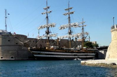 Taranto, ponte girevole e aperto e in migliaia accolgono la Vespucci  