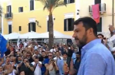 Salvini a Trani: «Dopo 15 anni la Puglia può cambiare con il centrodestra unito». I contestatori urlano: «Scemo, scemo»