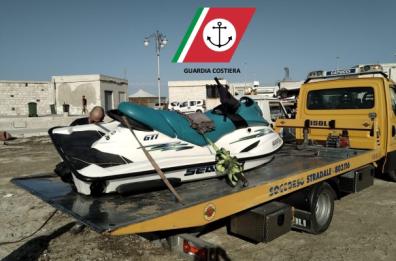 Torre a Mare, giro in mare a bordo di 2 moto d'acqua ma senza patente: sequestri e multe