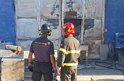 Modugno, incendio devasta azienda di costruzione cisterne