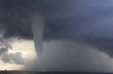 Lecce tromba d'aria si abbatte sulla spiaggia, volano lettini e ombrelloni: feriti 5 bagnanti