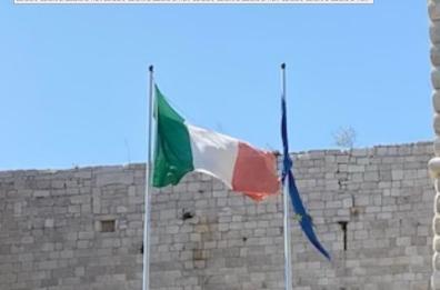 Trani: «Che dolore quelle bandiere sfilacciate  sui principali edifici pubblici della città»
