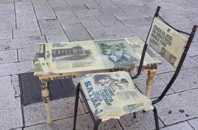 Bari, pezzi d'arte vestiti di «Gazzetta»: l'installazione è un omaggio al giornale