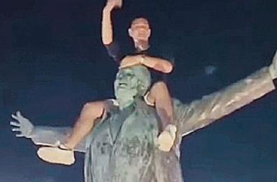 Quella mania dei selfie in groppa ai monumenti