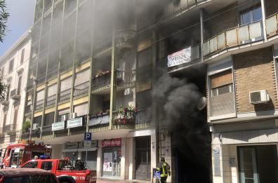 Bari, paura in piazza Garibaldi: divampa incendio in un garage, evacuata palazzina 