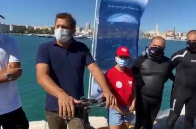 Bari, vandali rubano monopattino e lo buttano in mare: recuperato dai volontari