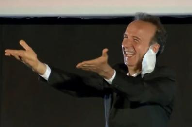 Bif&st 2020 a Bari, la serata della premiazione con Benigni e Garrone. Decaro dona all'attore la Manna di S. Nicola: la diretta
