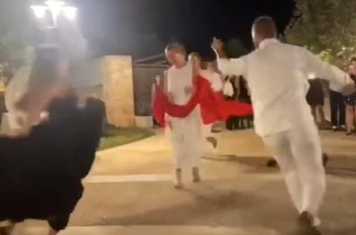 Giorgia Meloni in Valle d'Itria si scatena a suon di pizzica