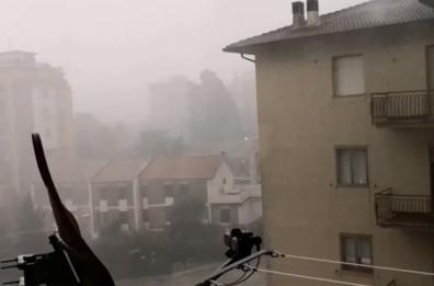 MARCHE - Nubifragio, fulmini e grandine ad Ancona