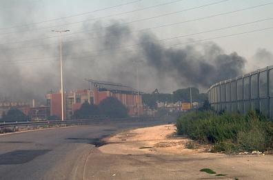 Bari, vasto incendio di sterpaglie nella zona industriale: coltre di fumo sulla città