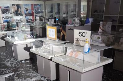 Taranto, furto di gioielli, caccia alla banda