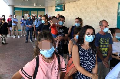 Controlli Covid: code all'aeroporto di Bari Palese